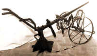 di Vincenzo Salvatori, usata anche da Pietro Salvatori (1912 - 1994). Proveniente da Castel Madama. Ferro, 1946 - 1960, largh. cm 93, lungh. cm 282. Con o senza ruote, si usava (per tracciare i solchi nei prati da seminare a grano e negli uliveti) solo per la maggese di maggio-giugno o per quella di febbraio, per il granturco. La presenza del vomere fisso a destra dellaratore imponeva alla pertecra unaratura rotatoria diversa da quella dellaratro in legno e del vordarcchie, che tracciavano ogni solco parallelo e contiguo al precedente. Propriet solo dei bovari pi agiati o di qualche possidente, si usava solo in pianura perch era troppo pesante per trasportarla in montagna.