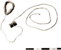 339. La zzagjja (zagarella) di Virgilio Bernardini. Proveniente da Vallinfreda. Spago e legno, seconda met sec. XX, lungh. cm 215. Permetteva una presa pi sicura della ruzzola (cfr. immagine 338) e un lancio pi potente. Ogni giocatore aveva la sua zzagjja personale, dovendo confezionarsela secondo la misura della propria presa sulla rscica.