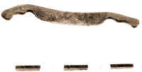 344. La lasctta (il coltello a petto) di Mario Tarquini, de Ozzne, usata anche da Ignazio Tarquini, Ozzne (1910 - 1993). Ferro, prima met sec. XX, largh. cm 4,3, lungh. cm 34, spess. cm 0,8. Serviva ad affusolare e a levigare manici o tavole. Di coltelli a petto ce ne sono diversi tipi. Oltre a questo, ce n un altro con la fossa: unapertura circolare e tagliente posta tra il manico dritto e la lama grande. Era particolarmente usato dagli arcri di Camerata Nuova per fare i vanghli.