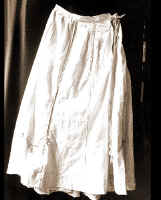 354. Il varnjjo (la gonna) di Giovanna Tacchia, appartenuta alla nonna, Rosalia Folgori (1889 - 1975). Stoffa, antecedente al 1912, alt. cm 91, circ. vita cm 68. Anticamente ju varnjjo (abito da sposa indossato anche nelle cerimonie e nella feste) veniva confezionato con stoffe dette dobboltto, cmbric (o Cambrich) e stofftto di vari colori: verde, bordeaux, celeste, blu, giallo, cremisi. Verso la fine dell800 a ju varnjjo si affianc una veste di lantta, msolo, fanlla, percl e cotone. La signora Folgori  stata una delle ultime Rovianesi che fino alla morte ha continuato a indossare il costume locale, anche se semplificato.