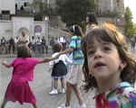 2. I bambini corrono ad ascoltare la banda.