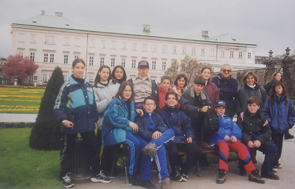 1. Le Seconde di Anticoli Corrado e di Riofreddo a Salisburgo. Da sinistra, in piedi: Francesca, Isabella, Sara, Patrizio, Diego, Arianna, Elisabetta, il prof, la prof.sa Mariangela Albanese e Fabiola. Seduti: Chiara, Federico, Lorenzo, Andrea, Damiano e Matteo. Foto della figlia del prof.