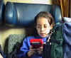 24. La figlia del prof gioca con il gameboy.