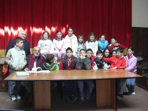 Nell'ambito del progetto Arca di Pace, la quinta elementare e la prima media di Anticoli Corrado, accompagnate dal maestro Nando Espositi, hanno incontrato ad Arsoli il signor Fernando Tagliacozzo.