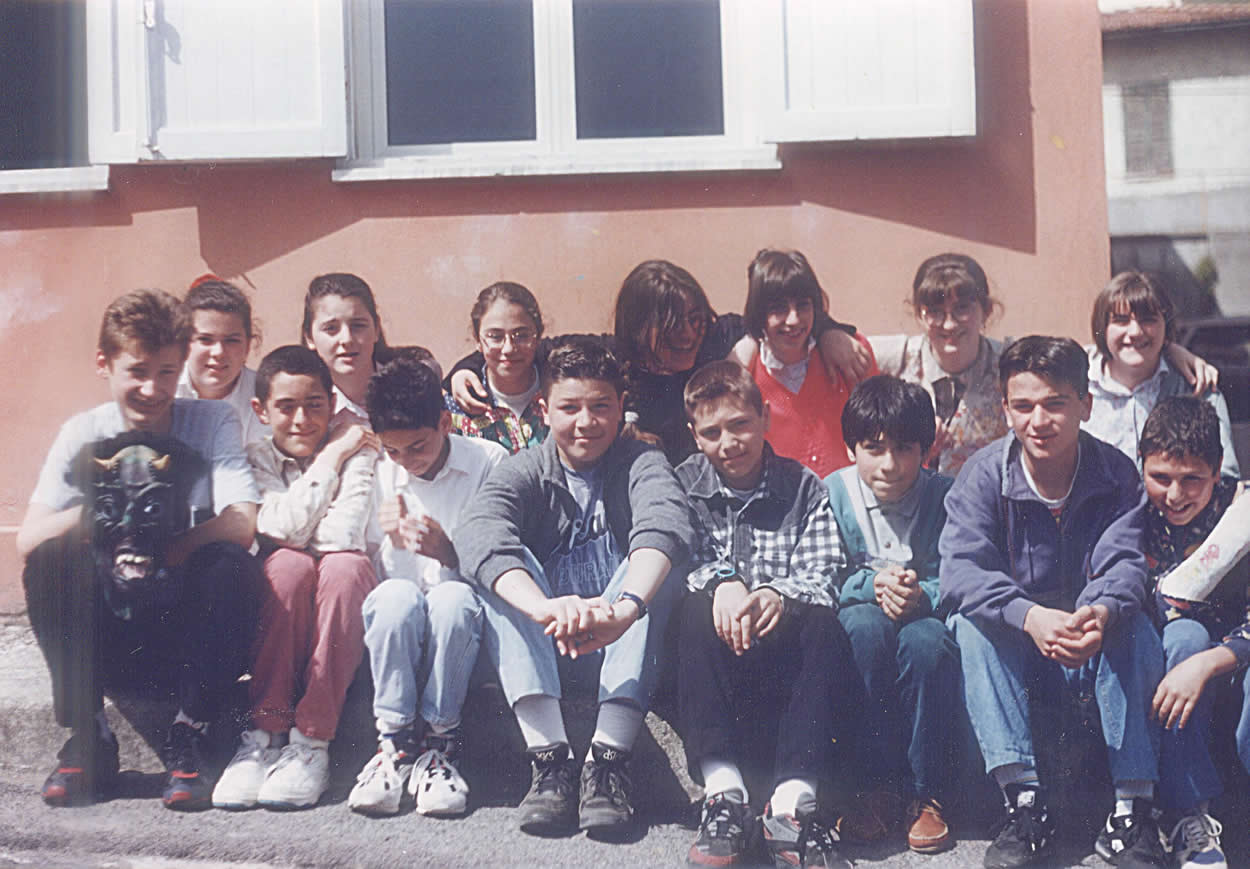 Al completo, la mitica troupe del mitico film "Arriva l'ispettore!" : le ragazze (da sinistra, Patrizia, Francesca, Barbara, Eva, Michela, Federica ed Elisa) e i ragazzi (da sinistra, Petar, Benedetto, Fabrizio, Marco, Simone, Luciano, Paolo e Sandro)