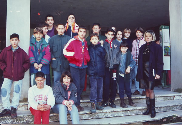 La classe degli anni dal 1993 al 1996 con la prof.sa Bruna Santini. La foto  stata scattata il 21 novembre 1994 in occasione di una Festa degli Alberi.