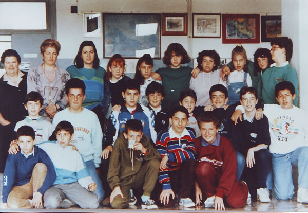La classe degli anni dal 1990 al 1993 con la prof.sa Santini, la prof.sa Ossicini e la bidella Giovanna Fagioli.