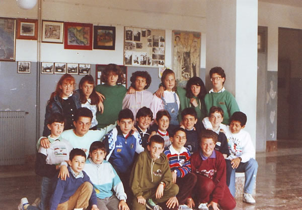 La classe degli anni dal 1990 al 1993 in posa senza insegnanti.
