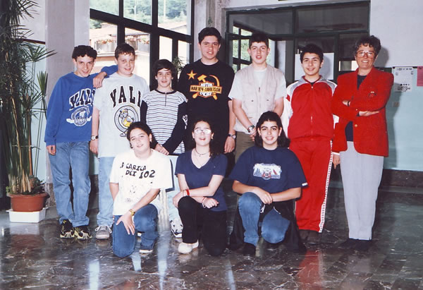 La classe degli anni dal 1996 al 1999 con la prof.sa Santini. La foto  stata scattata in IIIa.