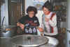La prof.sa Santini in cucina con la collega Annita Rocco.