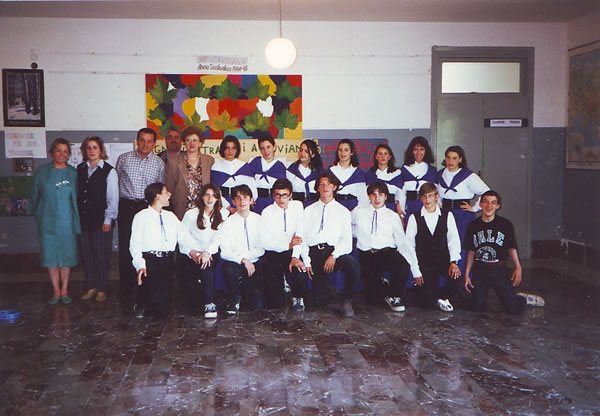 La classe degli anni dal 1994 al 1997 con gli insegnanti (da sinistra a destra) Bruna Santini, Molinaro, Aldo Innocenzi, Cosimo Resta e Giulia Rossi.