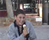 36. Sandro trova buffo essere ripreso mentre mangia un gelato.