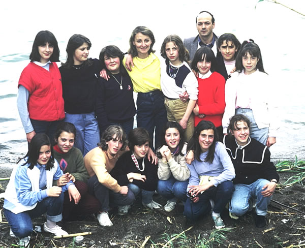 87. Foto di gruppo prima di lasciare il lago di Bracciano e tornarcene a casa. Cliccala, se la vuoi in formato desktop!