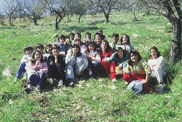 1. Tutti insieme nella campagna di Eleonora luned 1 aprile 1985. Cliccala, se la vuoi in formato desktop!