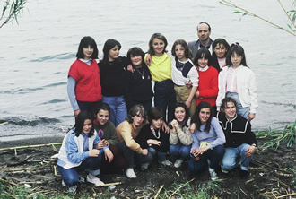 E tra qualche settimana (o prima) arrivano... Le bellissime fotografie inedite delle Gite di Vicovaro dell'84-'85 e i bellissimi e inediti Diari della Prima B di Vicovaro dell'84-85! Se sei di Vicovaro (e anche se non lo sei) non puoi non tornare a trovarci!