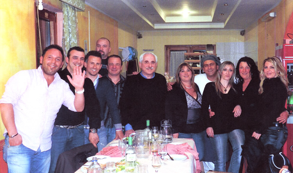 Sabato 30 aprile, gli ex Alunni della Prima Media B di Vicovaro del 1984 - 85 si sono riuniti a San Cosimato, nell'ottimo ristorante di Fabio, "Da Seghetto e la sora Ausilia", e hanno invitato anche me a trascorrere con loro un'emozionante e divertente serata, che si  protratta fino alle 2 di notte ed ha aggiunto un nuovo bel ricordo ai tantissimi di allora, altrettanto belli.