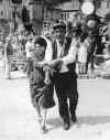 Anthony Quinn e Anna Magnani in piazza delle Ville durante una pausa delle riprese