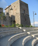 16. Il teatro nel giardino della Rocca Borghese.