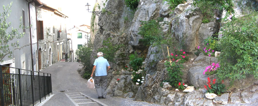 21. Per le vie di Vivaro.