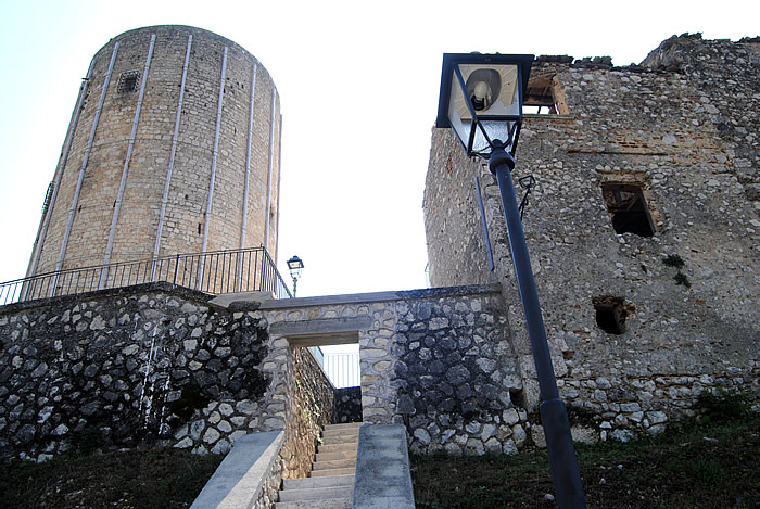 La Torre delle Stelle di Aielli: un ambiente che, in una perfetta armonia, lega una struttura del 1300 alla tecnologia moderna: computer, telescopi, proiettori, planetario civico, il tutto senza minimamente compromettere l'estetica della struttura stessa. Dal 1° luglio 2002 è possibile visitare la Torre delle Stelle - Museo del Cielo e prendere parte alle osservazioni astronomiche.