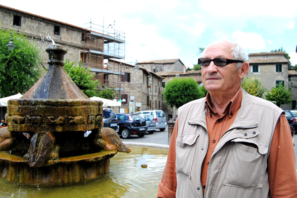 Marco Occhigrossi in piazza delle Ville, ad Anticoli Corrado, accanto alla fontana di Arturo Martini.