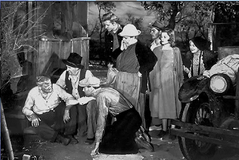 Una scena di "Furore", con Henry Fonda e John Carradine, il film del 1940 (titolo originale: "The Grapes of Wrath") ispirato al regista John Ford (1895 - 1973) dal romanzo di John Steinbeck (1902 - 1968) dellanno precedente.