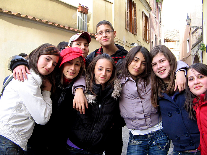 Alice, Marco, Mattia e Veronica, della classe 2007-2010, con Sara, Annamaria, Virginia e Agnese.