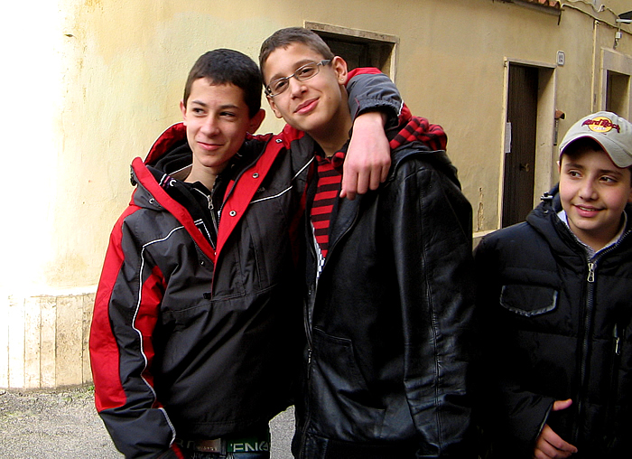Tommaso, Mattia e Marco davanti al cinema Giuseppetti di Tivoli il 17 marzo 2010.