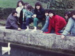 37/1000, L'artista e docente Pino Cirami (1948 - 2005) a Villa d'Este con le alunne di Roviano, dicembre 1986.