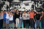 288/1000, Guernica nella Scuola media. Alcuni alunni della Seconda e della Terza con le professoresse Maria Teresa Cipriani (al centro), Stefania Turco (a sinistra) e il professor Marcello Salvatore. Anticoli Corrado, 5 giugno 2014.
