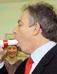 Il finto sinistro Tony Blair in un momento molto appagante della sua carriera politico-religiosa