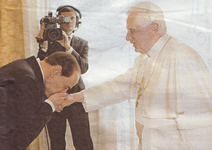 Il Berlusconi bacia la mano a Joseph Ratzinger, prete e papa.