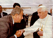 Augusto Fantozzi, ieri ministro per la finta sinistra, oggi commissario allAlitalia per la vera Destra, si genuflette dinanzi a Joseph Ratzinger, papa. Come dire? Il tutto-po-esse in ginocchio dinanzi alla (pretesa) verit assoluta... E se, tenendo laugusta mano, allAugusto gli sintrecciavano le dita?... Ma no, non  possibile: lui non  il Fantozzi vero di Paolo Villaggio, lui chiss che Fantozzi .