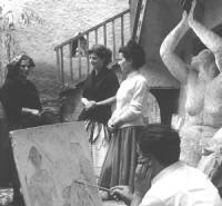 "E allora va dall�artista a spogliarsi senza coscienza di cercare un�immagine di s� che n� Pianto di tutti n� lacrime sue le impediscano di vedere e a ci� la rassegnino; in un rapporto sessuale di cui non vi sia convalida fuor che quella dell�uomo e della donna; in un tentare insieme, senza saper nominarle, la creativit�, la ricerca, la realizzazione che per natura distinguono l�umano dal non umano...� - Zitelle a Vallepietra, Modelle ad Anticoli Corrado: Immagini della Donna nel Novecento della Valle dell'Aniene.