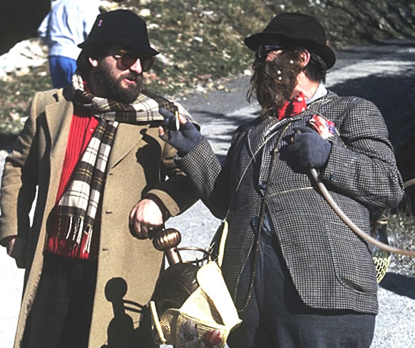 17. Il maestro Artemio Tacchia, non mascherato, e il maestro Montano Moltoni, mascherato da... maestro Artemio Tacchia.