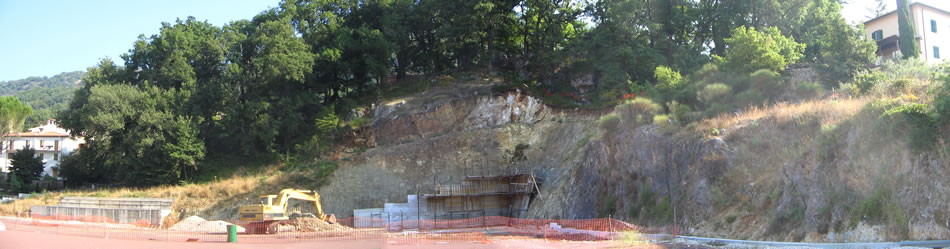 1. Panoramica e impronta del morso spaventoso che il Boschetto di Roviano ha dovuto subire.