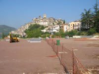 5. Perfino la vista del centro storico di Roviano, che da ogni dove  sempre bella e suggestiva, dal campo si fa triste, raggelante. Cos malinconicamente, forse, solo i reclusi guardano al mondo di fuori.