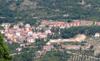 2. Il nuovo, orribile Buco della Valle dellAniene, lOcchio di Polifemo di Roviano, visto da Anticoli Corrado.