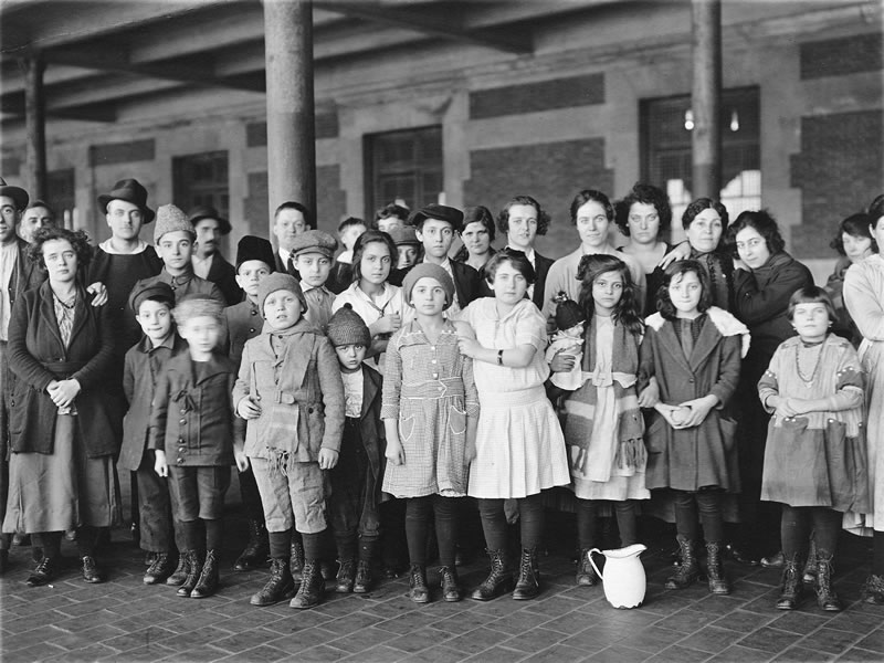 1. Bambini a Ellis Island. New York, 1908.