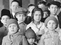3. Bambini a Ellis Island. New York, 1908 (particolare).