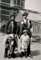 6. Famiglia italiana a Ellis Island, New York.