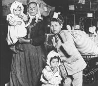 16. Una Migrante italiana con i suoi tre figli.