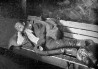 19. Un Migrante italiano dorme su una panchina. Nessuno ha pensato a deformarla per impedirglielo.