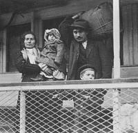 27. Una famiglia di Migranti italiani si prepara a sbarcare.
