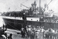 33. 1907. Arrivo di una nave di Migranti italiani nel porto di Santos.