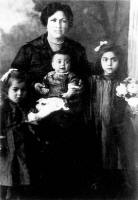 32. Una Migrante italiana con i suoi tre figli.