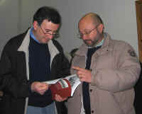 Pino Bonifazio ed Eclario Barone sfogliano con interesse il libro di Giovanni Prosperi.