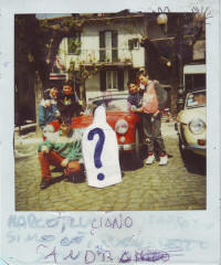 1. Leccezionale reperto  unistantanea Polaroid (indimenticabile macchina fotografica uscita recentemente di produzione) realizzata da una persona il cui nome non ci  stato tramandato in una localit che non siamo riusciti a identificare. La stagione (che si direbbe primaverile, ancorch agli inizi) e let apparente dei cinque ragazzi visibili ci inducono comunque a ritenere che la foto sia stata scattata ai primi di aprile del 1994, di buon mattino, verosimilmente in un giorno festivo...