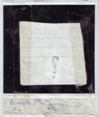 3. Il retro della Polaroid, infatti, oltre a illustrare con plastica evidenza lingegnosa tecnica che ha permesso allanonimo artefice dellorwelliana contraffazione di perpetrare la medesima e di trasformare cos una figura umana in un simbolo grafico) reca in calce la scritta che il volenteroso visitatore di ScuolAnticoli potr leggere con i suoi occhi se vorr avere la cortesia di cliccare su questa miniatura o di dirigere quegli stessi occhi sulla successiva, che di questa  un ingrandimento.