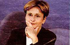 Federica Guidi in versione pensosa (a sinistra) e in versione ilare (a destra).